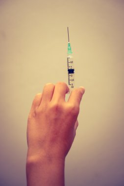 El tutma şırınga ile filtre etkisi retro vintage tarzı