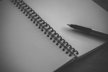 Kağıt defter ve kalem filtre etkisi retro vinta bir masada