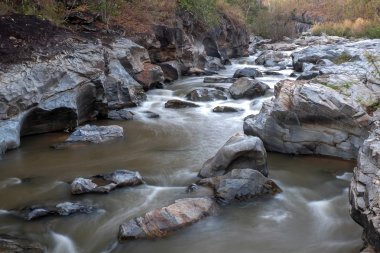 kayaların üzerinden akan dere