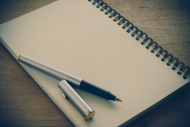 Kağıt defter ve kalem filtre etkisi retro vinta bir masada