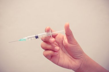 El tutma şırınga ile filtre etkisi retro vintage tarzı