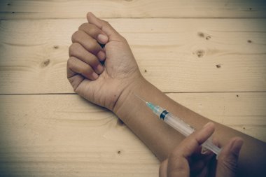 El tutma şırınga ile filtre etkisi retro vintage tarzı