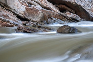 kayaların üzerinden akan dere