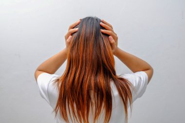 Başı ağrıyan kadın