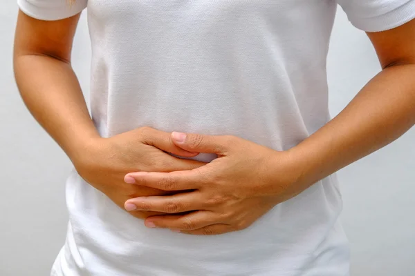 Mujer con dolor de estómago — Foto de Stock