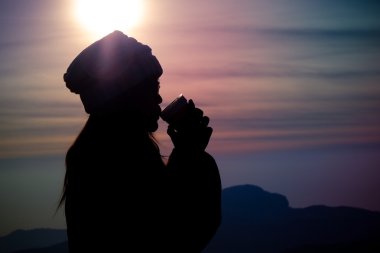Gün batımında sıcak bir içki içme 