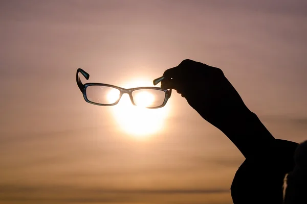 Coucher de soleil à travers les lunettes de soleil — Photo