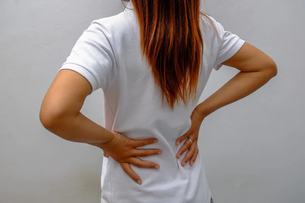 Γυναίκα που υποφέρει από πόνο στην πλάτη — Φωτογραφία Αρχείου