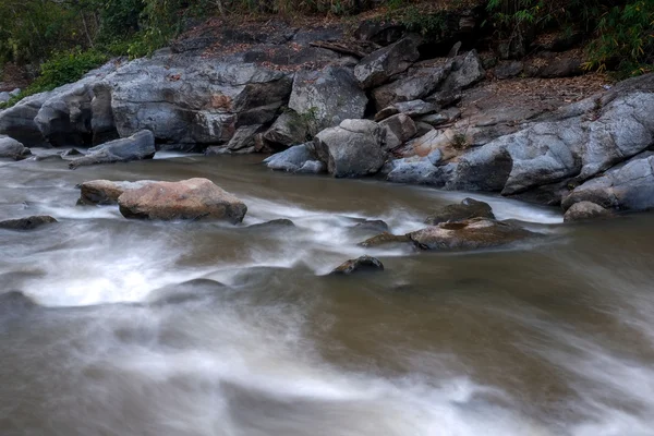 Arroyo que fluye sobre las rocas — Foto de Stock