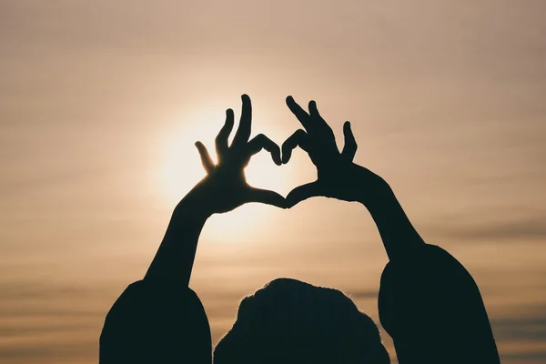 Forma de amor silueta de la mano en el cielo —  Fotos de Stock