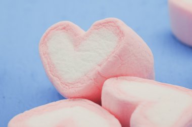 Pembe kalp şeklini marshmallow ile filtre etkisi retro vintage