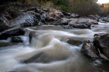 kayaların üzerinden akan dere