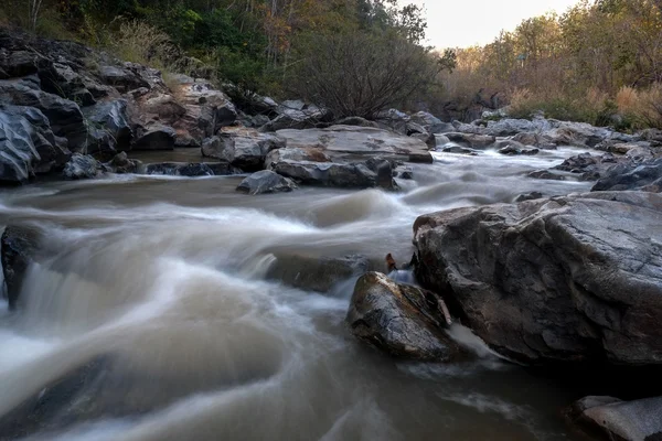 Arroyo que fluye sobre las rocas — Foto de Stock