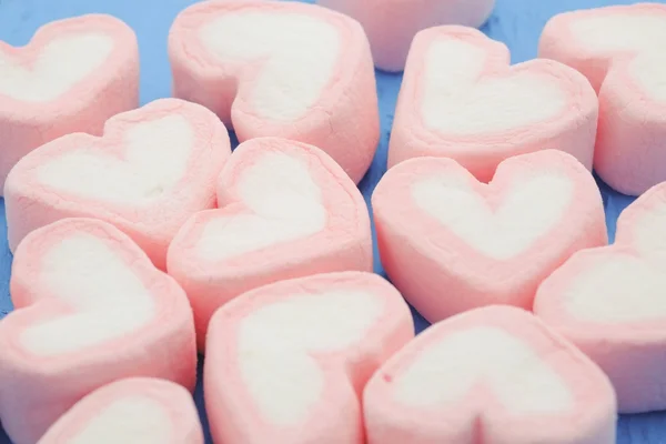 รูปหัวใจสีชมพูของมาร์ชเมลโลว์ที่มีผลการกรองย้อนยุควินเทจ — ภาพถ่ายสต็อก