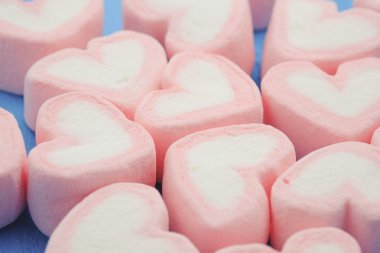 Pembe kalp şeklini marshmallow ile filtre etkisi retro vintage