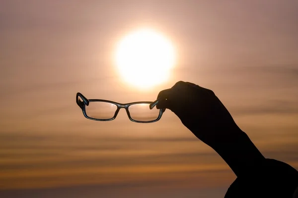 Tramonto dell'oceano attraverso gli occhiali da sole — Foto Stock
