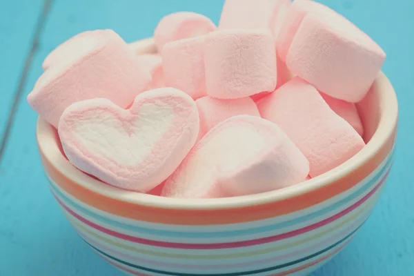 Ροζ καρδιά σχήμα της marshmallow με φίλτρο εφέ vintage ρετρό — Φωτογραφία Αρχείου
