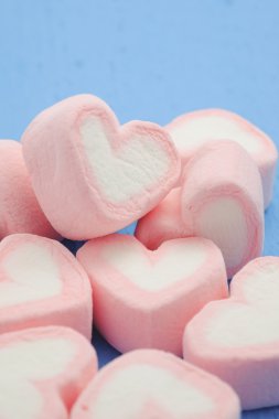 Pembe kalp şeklini marshmallow ile filtre etkisi retro vintage