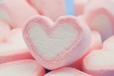 Pembe kalp şeklini marshmallow ile filtre etkisi retro vintage