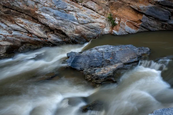 Torrente che scorre sopra le rocce — Foto Stock