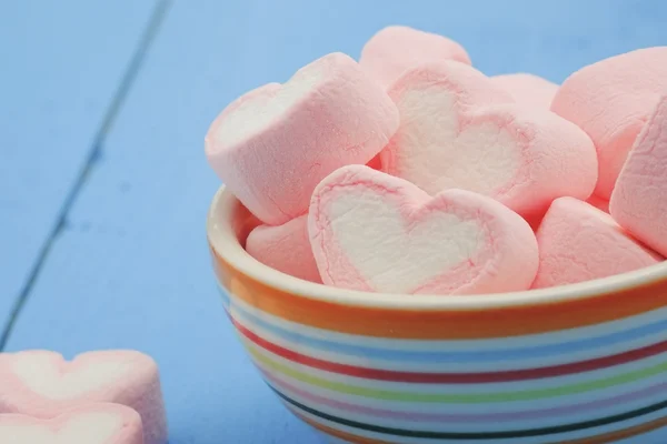 Rosa hjerteform på marshmallow med filtereffekt-retro-årgang – stockfoto