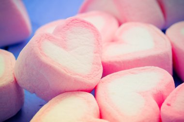 Pembe kalp şeklini marshmallow ile filtre etkisi retro vintage