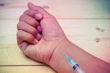 El tutma şırınga ile filtre etkisi retro vintage tarzı