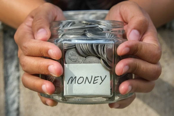 Ahorrar dinero para concepto de inversión dinero en el vidrio con filtro — Foto de Stock