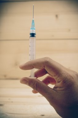 El tutma şırınga ile filtre etkisi retro vintage tarzı