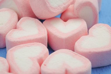Pembe kalp şeklini marshmallow ile filtre etkisi retro vintage