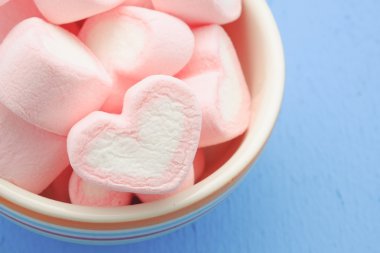 Pembe kalp şeklini marshmallow ile filtre etkisi retro vintage