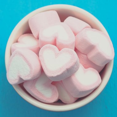 Pembe kalp şeklini marshmallow ile filtre etkisi retro vintage
