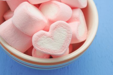 Pembe kalp şeklini marshmallow ile filtre etkisi retro vintage