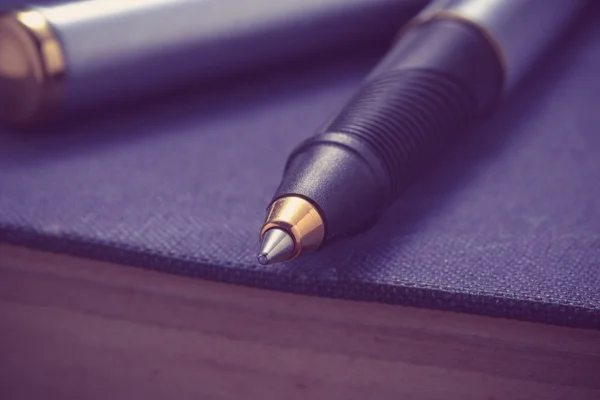Ручка и книга с эффектом фильтра ретро винтажный стиль — стоковое фото