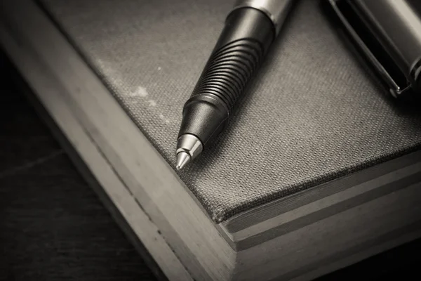 Pen och bok med filter effekt retro vintage stil — Stockfoto
