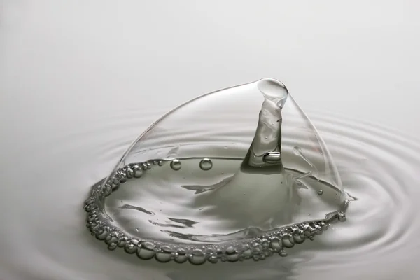 Крапля води в бульбашці — стокове фото