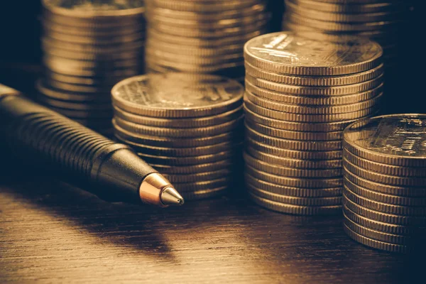 Χρήματα έννοια κέρματα και στυλό με φίλτρο εφέ ρετρό εκλεκτής ποιότητας χοιροστάσιο — Φωτογραφία Αρχείου