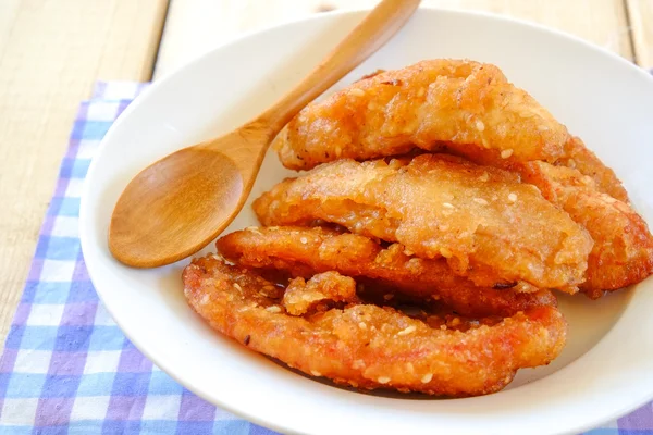 Snack tailandés endulzado buñuelos de plátano frito — Foto de Stock