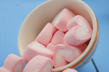 Pembe kalp şeklini marshmallow ile filtre etkisi retro vintage