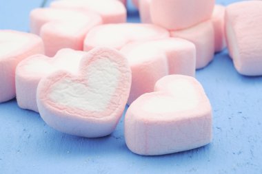 Pembe kalp şeklini marshmallow ile filtre etkisi retro vintage