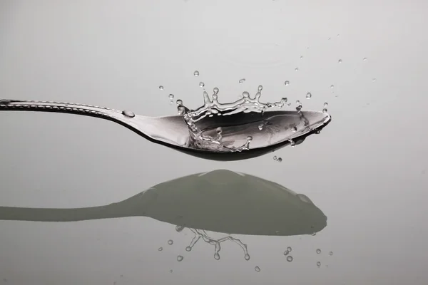 Kropla wody w łyżka — Zdjęcie stockowe