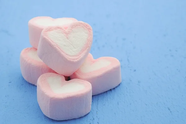 รูปหัวใจสีชมพูของมาร์ชเมลโลว์ที่มีผลการกรองย้อนยุควินเทจ — ภาพถ่ายสต็อก