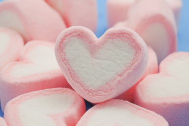 Pembe kalp şeklini marshmallow ile filtre etkisi retro vintage
