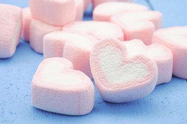 Pembe kalp şeklini marshmallow ile filtre etkisi retro vintage