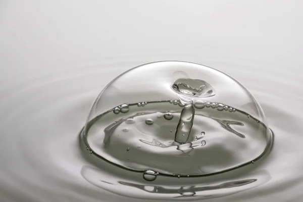 Gota de água na bolha — Fotografia de Stock