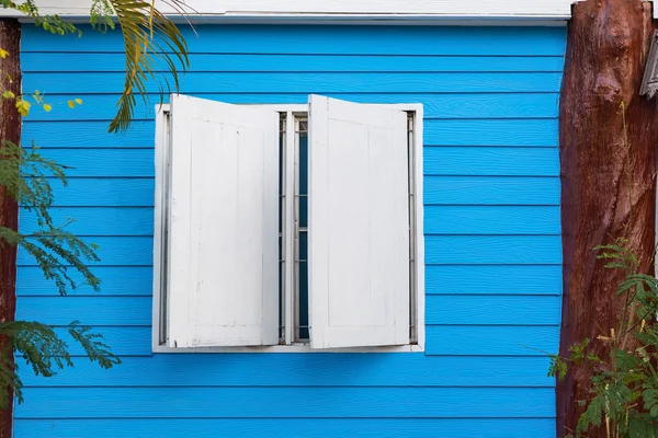 Ventanas de madera de estilo antiguo — Foto de Stock