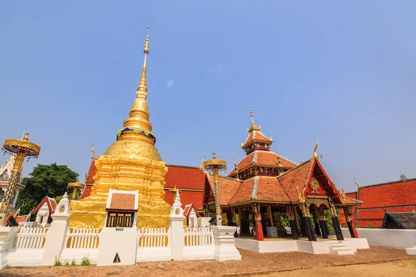 Golden Buddhist pagoda — Stock Photo, Image