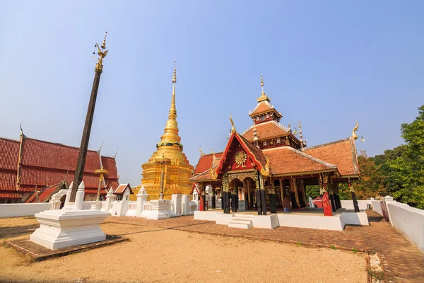 Kruisvormig gevormd paviljoen en gouden boeddhistische Pagode — Stockfoto