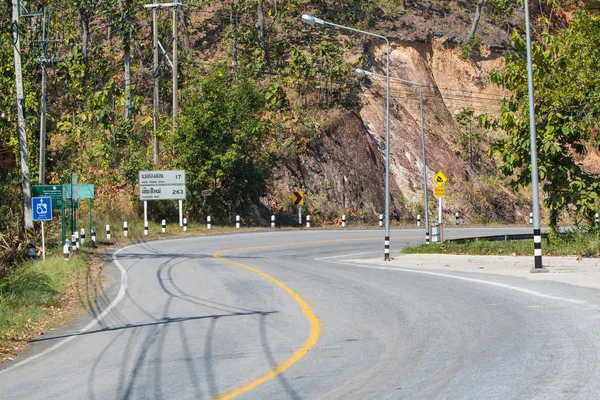 Curva e ripida strada in discesa — Foto Stock