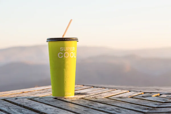 Taza de papel verde de bebida fría — Foto de Stock